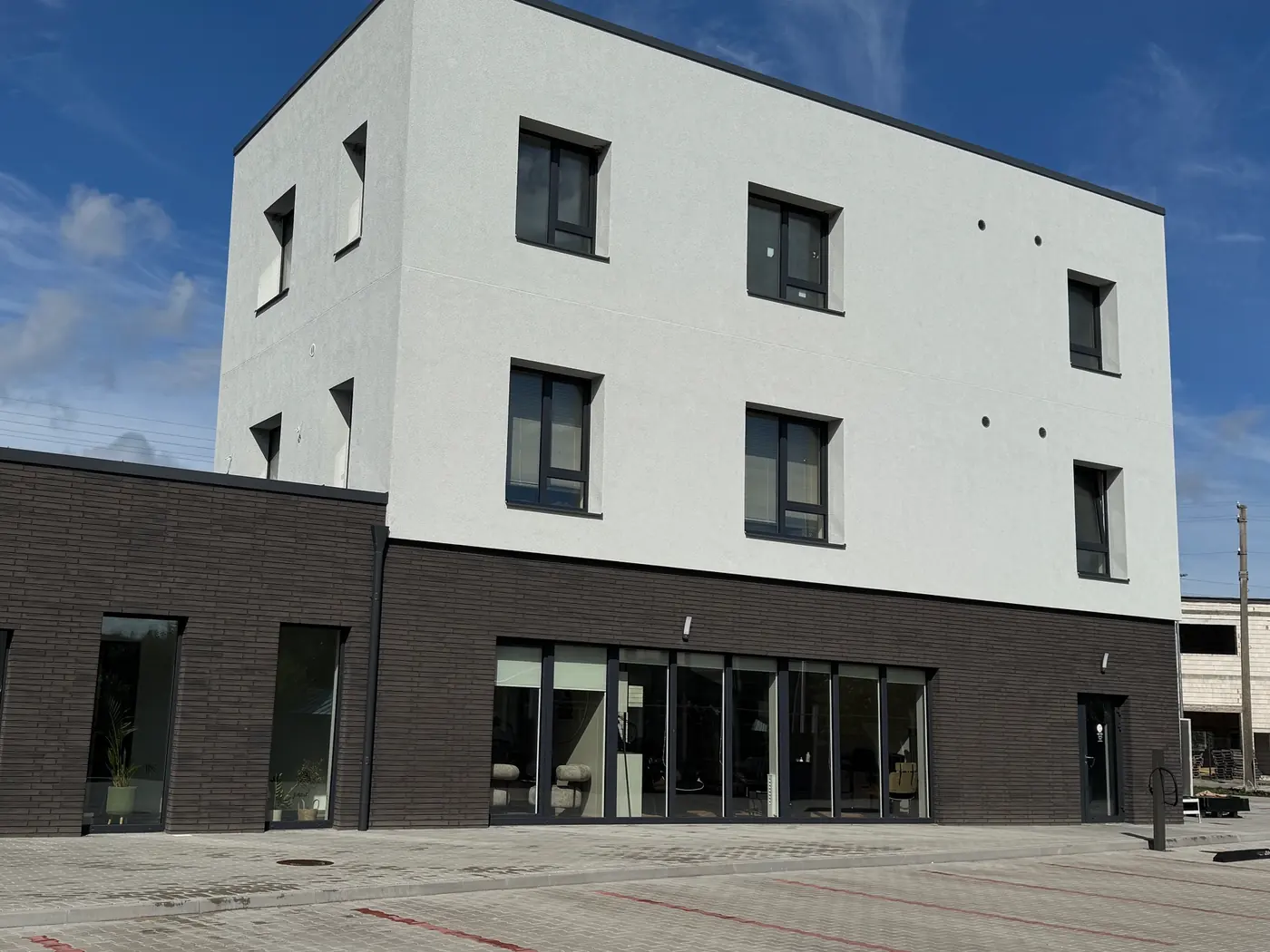 Baltas ir tamsiai rudas pastato fasadas Pilėnų gatvėje, Ringauduose
